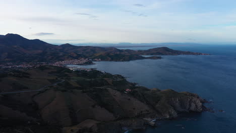 Vista-Aérea-De-Drones-Del-Mar-Mediterráneo-Pirineos-Orientales-Collioure-Banyuls
